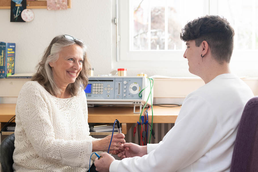 Sandra Hänni führt eine Bio-Resonanz-Therapie durch