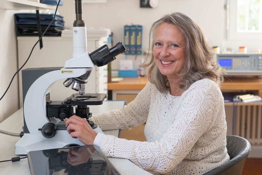 Sandra Hänni bedient ein Mikroskop